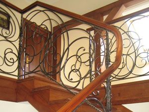 balustrada kuta z drewnianymi poręczami