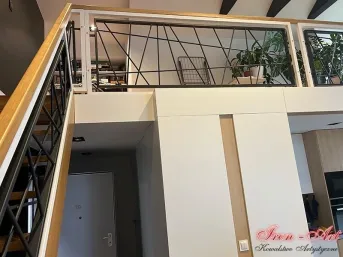 Nowoczesna balustrada z drewnianą poręczą