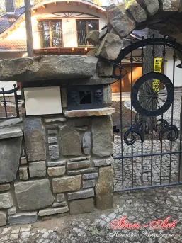 Maszkaron mityczny - ozdoba domofonu